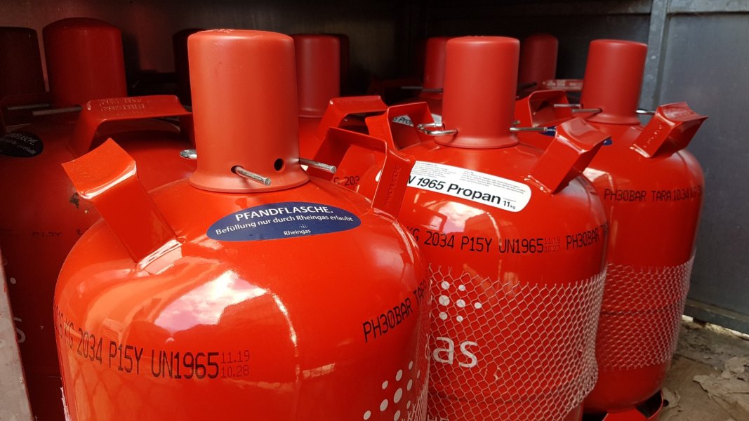 Gasflaschen von Rheingas beim Fahrzeugzentrum Hamann erhältlich